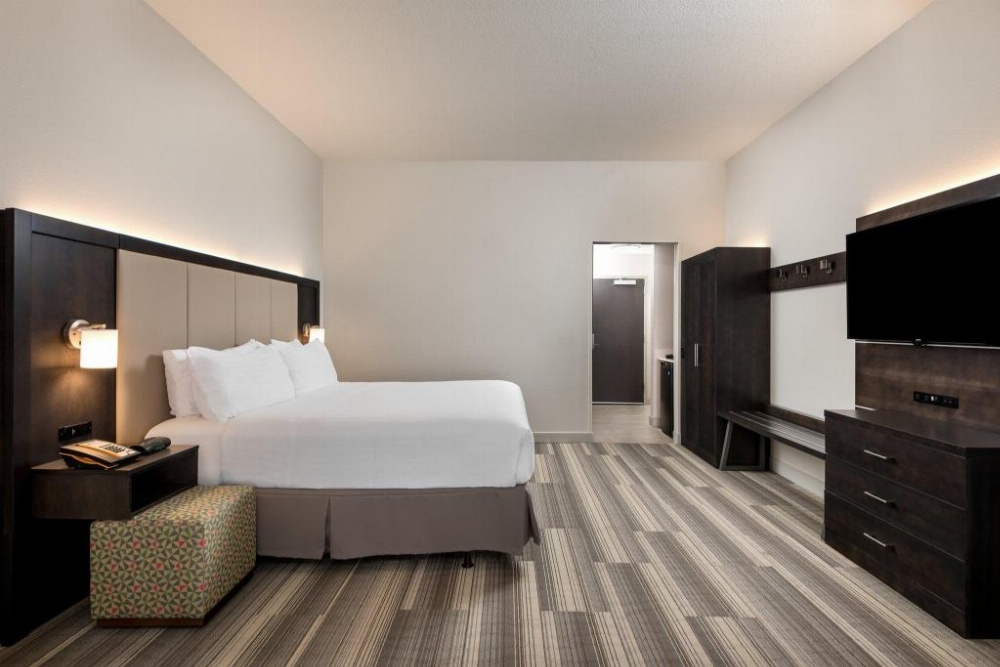 Holiday Inn Express & Suites Lakeland South
