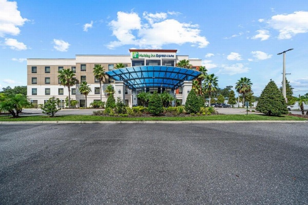 Holiday Inn Express & Suites Lakeland South image 11