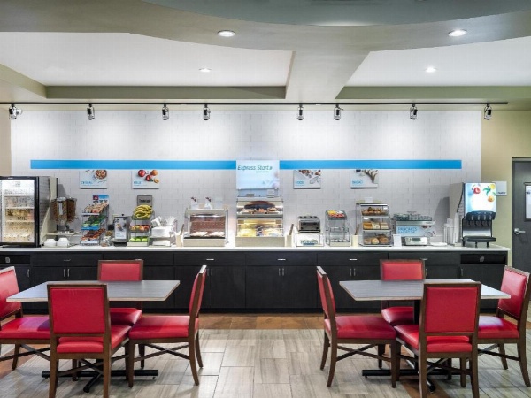 Holiday Inn Express & Suites Lakeland South image 14